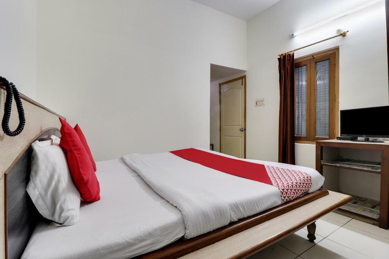 โอโย 45398 กุนล โฮเต็ล Hotel Etawah ภายนอก รูปภาพ